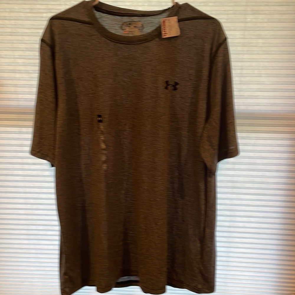 Men’s underarmour top